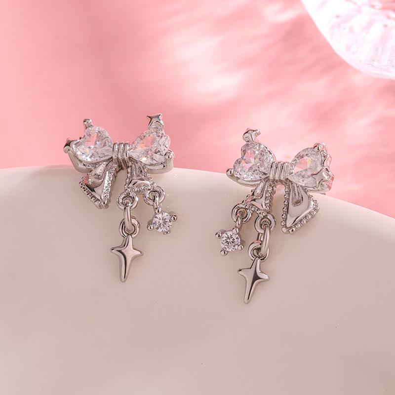 Fashion Personality Bow Zircon 925 Sterling Silver Jewelry Female Ins Niche Design Earrings E144 серебряный
Fashion Personality Bow Zircon 925 Sterling Silver Jewelry Female Ins Niche Design Earrings E144 серебряный