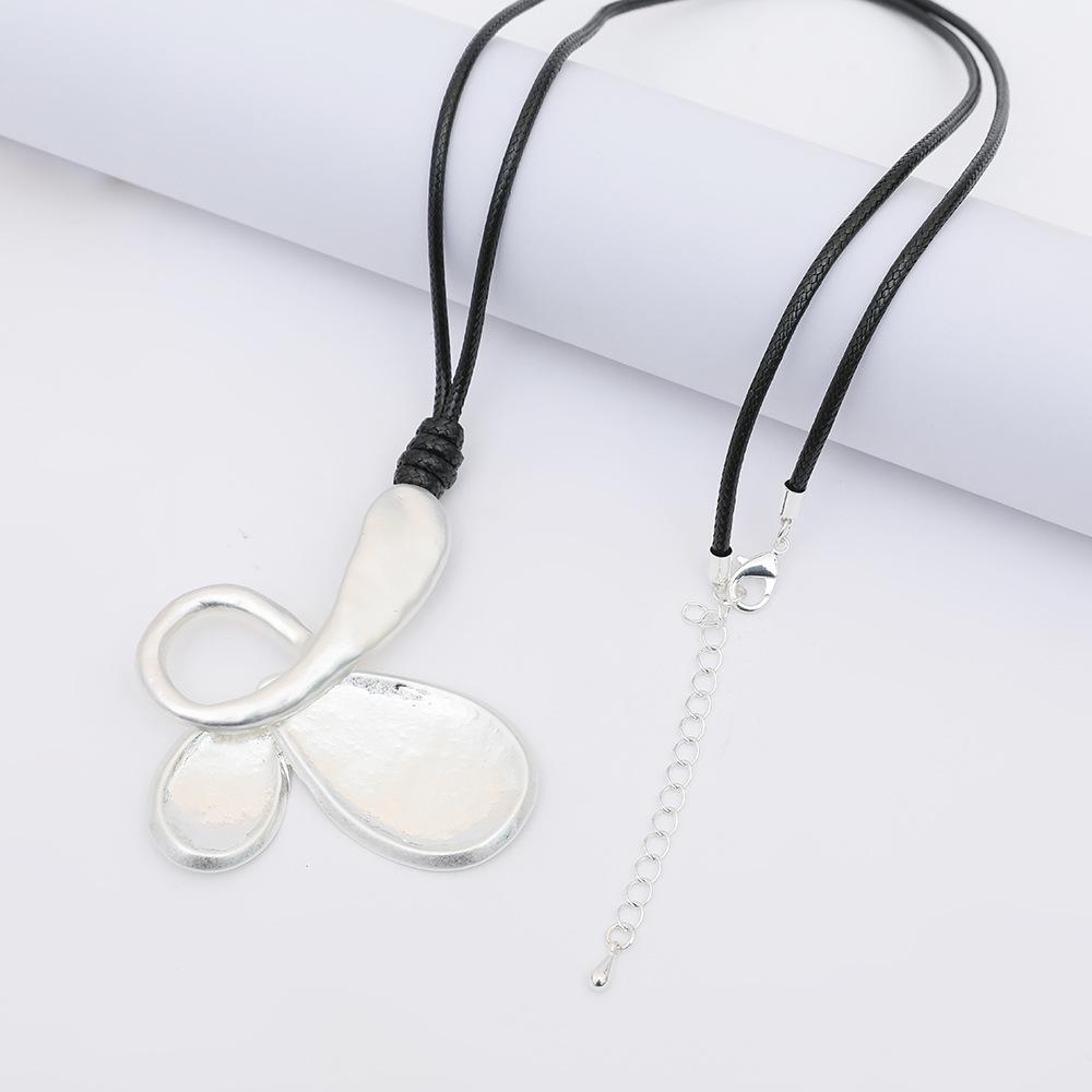 Ladies Irregular Butterfly Pendant Long Leather Rope Metal High Trend Necklace
Ladies Irregular Butterfly Pendant Long Leather Rope Metal High Trend Necklace