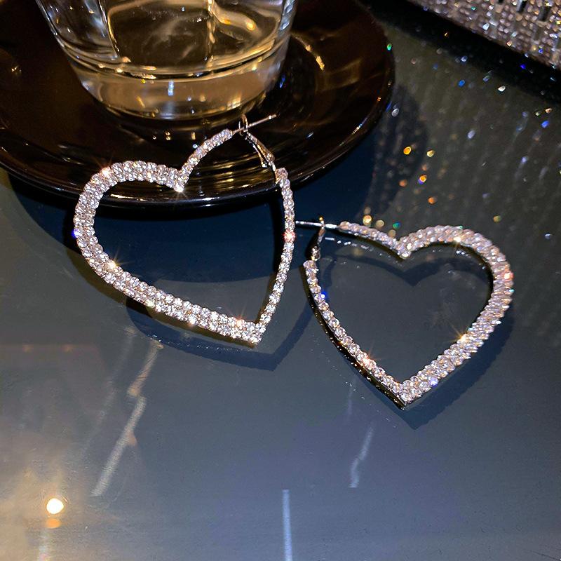 Fashion Sliver Color Shiny Crystal Heart Earrings for Women Exaggerated Personality Big Love Hoop Earrings Wedding Party Zircon
Fashion Sliver Color Shiny Crystal Heart Earrings for Women Exaggerated Personality Big Love Hoop Earrings Wedding Party Zircon