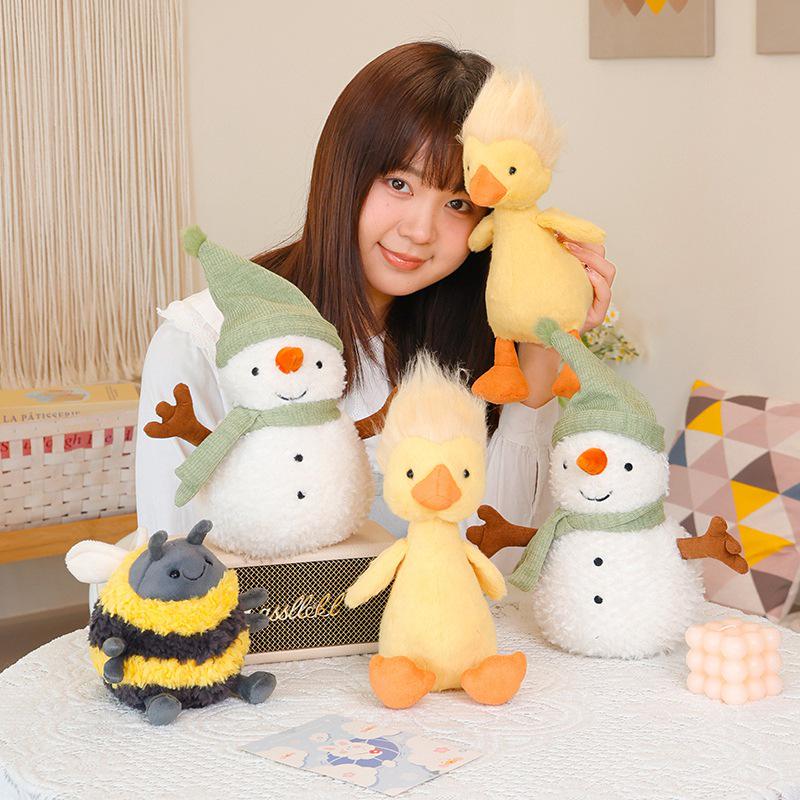 Frizzy Duck Plush Toy & Snowman Doll with Dark Cloud Bag Charm – Holiday Gift Companion 14 cm
Frizzy Duck Plush Toy & Snowman Doll with Dark Cloud Bag Charm – Holiday Gift Companion 14 cm