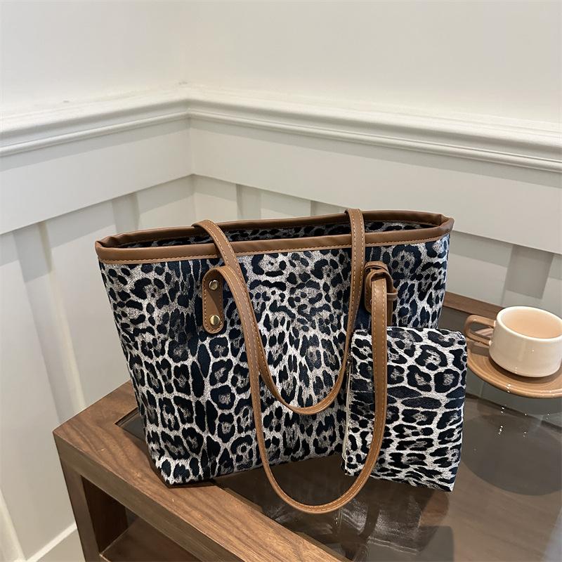 Trend large capacity foreign style fashion personality leisure 2025 autumn new leopard print mother shoulder tote bag
Trend large capacity foreign style fashion personality leisure 2025 autumn new leopard print mother shoulder tote bag