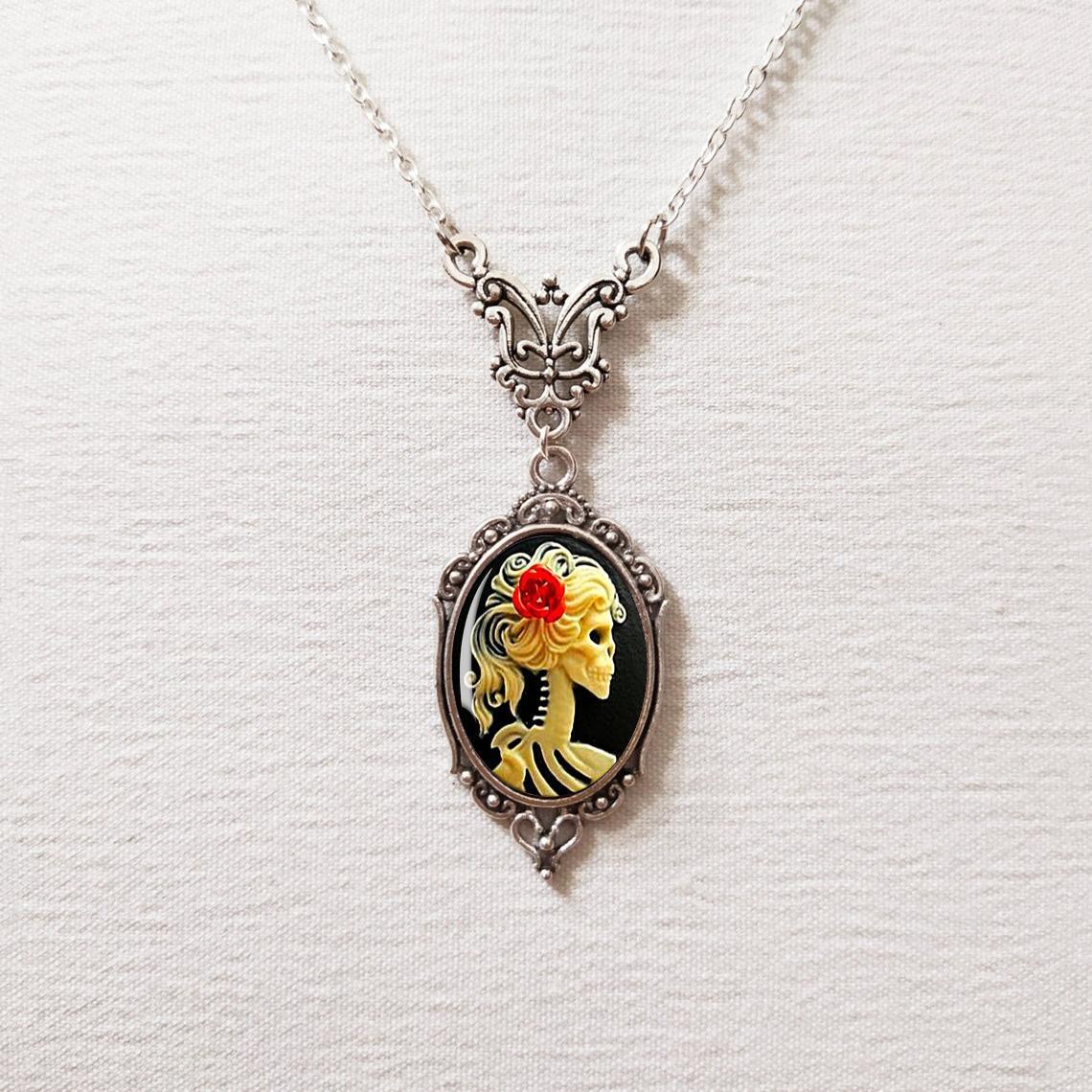 Gothic Temperament Black Oval Skeleton Queen Relief Pendant Velvet Chain Choker Necklace for Women Halloween Party Jewelry Gifts
Gothic Temperament Black Oval Skeleton Queen Relief Pendant Velvet Chain Choker Necklace for Women Halloween Party Jewelry Gifts