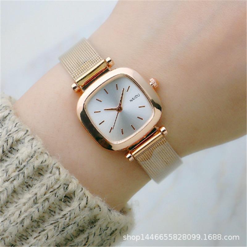 Новые модные персонализированные простые часы с цифровым ремнем и бабочкой, набор женских часов золотистый/белый
Новые модные персонализированные простые часы с цифровым ремнем и бабочкой, набор женских часов золотистый/белый