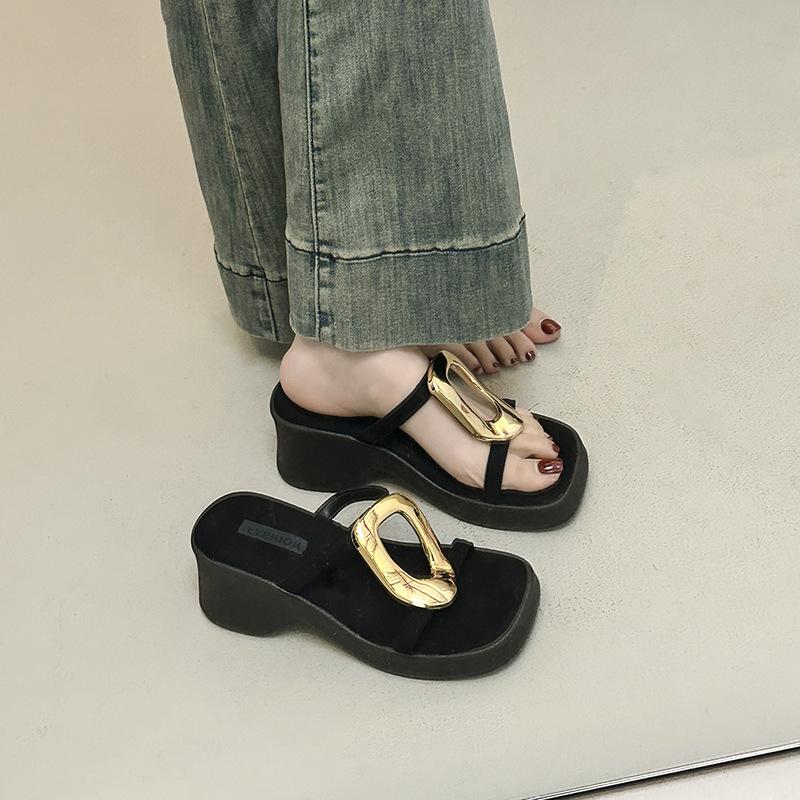 Design small muffin thick bottom heightening metal square buckle slippers women s 2025 summer new high-heeled sandals 40 чорний
Design small muffin thick bottom heightening metal square buckle slippers women s 2025 summer new high-heeled sandals 40 чорний