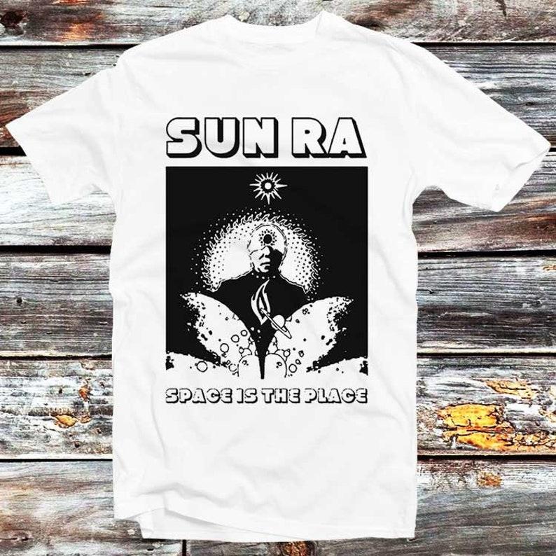 Футболка Sun Ra, 230 г/м², 100% хлопок, музыкальная группа, бесплатная, 70-е, джаз, для мужчин и женщин, унисекс, ретро, винтаж, винил, обложка альбома, подарок, футболка B250 XXS белый
Футболка Sun Ra, 230 г/м², 100% хлопок, музыкальная группа, бесплатная, 70-е, джаз, для мужчин и женщин, унисекс, ретро, винтаж, винил, обложка альбома, подарок, футболка B250 XXS белый