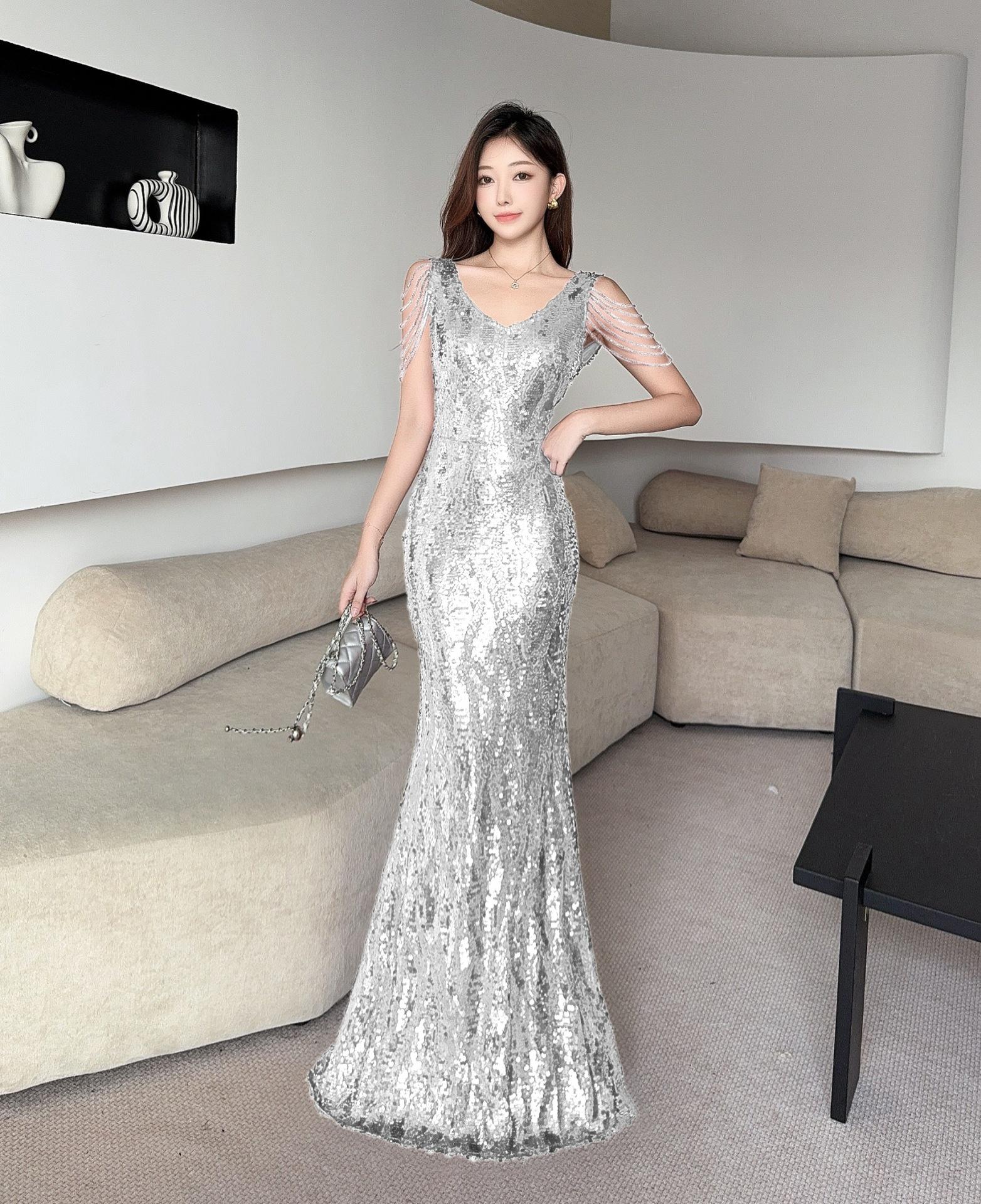 Evening dress women s banquet temperament advanced sense light luxury niche high-end host bright tassel shoulder slim fishtail dress XL срібний
Evening dress women s banquet temperament advanced sense light luxury niche high-end host bright tassel shoulder slim fishtail dress XL срібний
