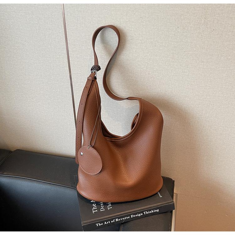 Простая ретро сумка-багет под мышкой женская 2025 новая модная большая вместительная сумка через плечо повседневная нишевая сумка-тоут тренд коричневый
Простая ретро сумка-багет под мышкой женская 2025 новая модная большая вместительная сумка через плечо повседневная нишевая сумка-тоут тренд коричневый