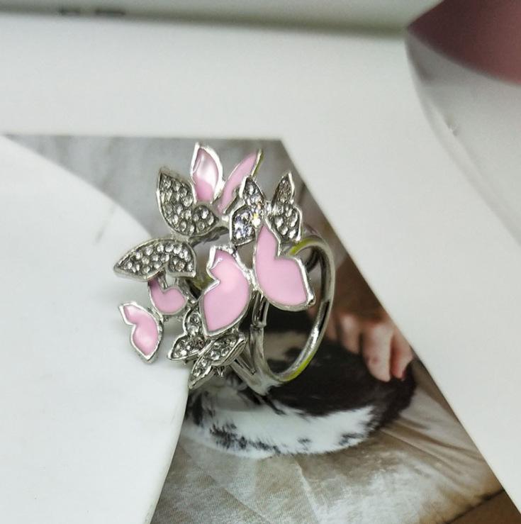 Модное шелковое кольцо-шарф в корейском стиле с бабочкой и бриллиантами розовый/серебряный
Модное шелковое кольцо-шарф в корейском стиле с бабочкой и бриллиантами розовый/серебряный