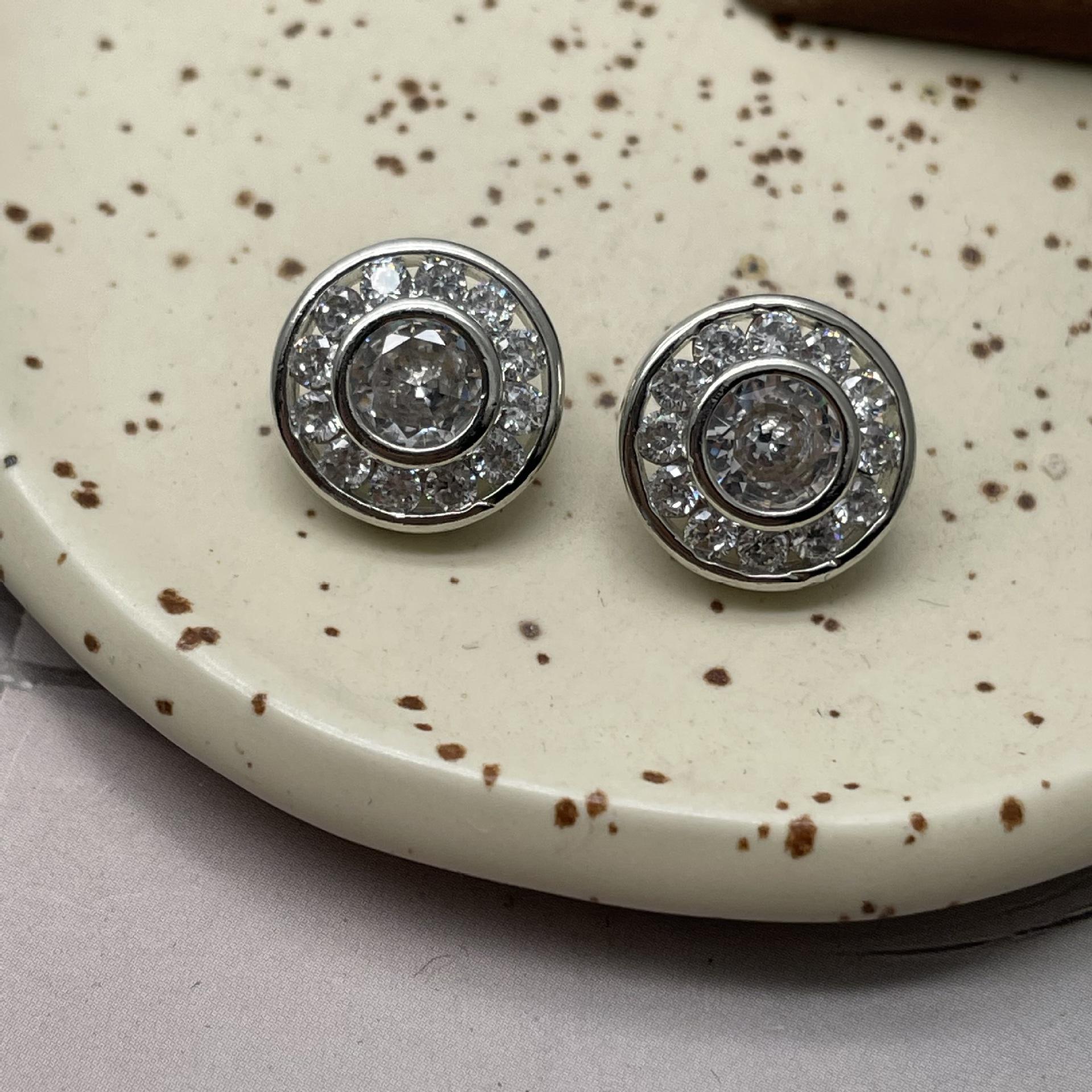 5 Pieces 12.5mm Hollow Brass Round Rod Buttons with Bright Artificial Zircon Clothing Accessories
5 Pieces 12.5mm Hollow Brass Round Rod Buttons with Bright Artificial Zircon Clothing Accessories