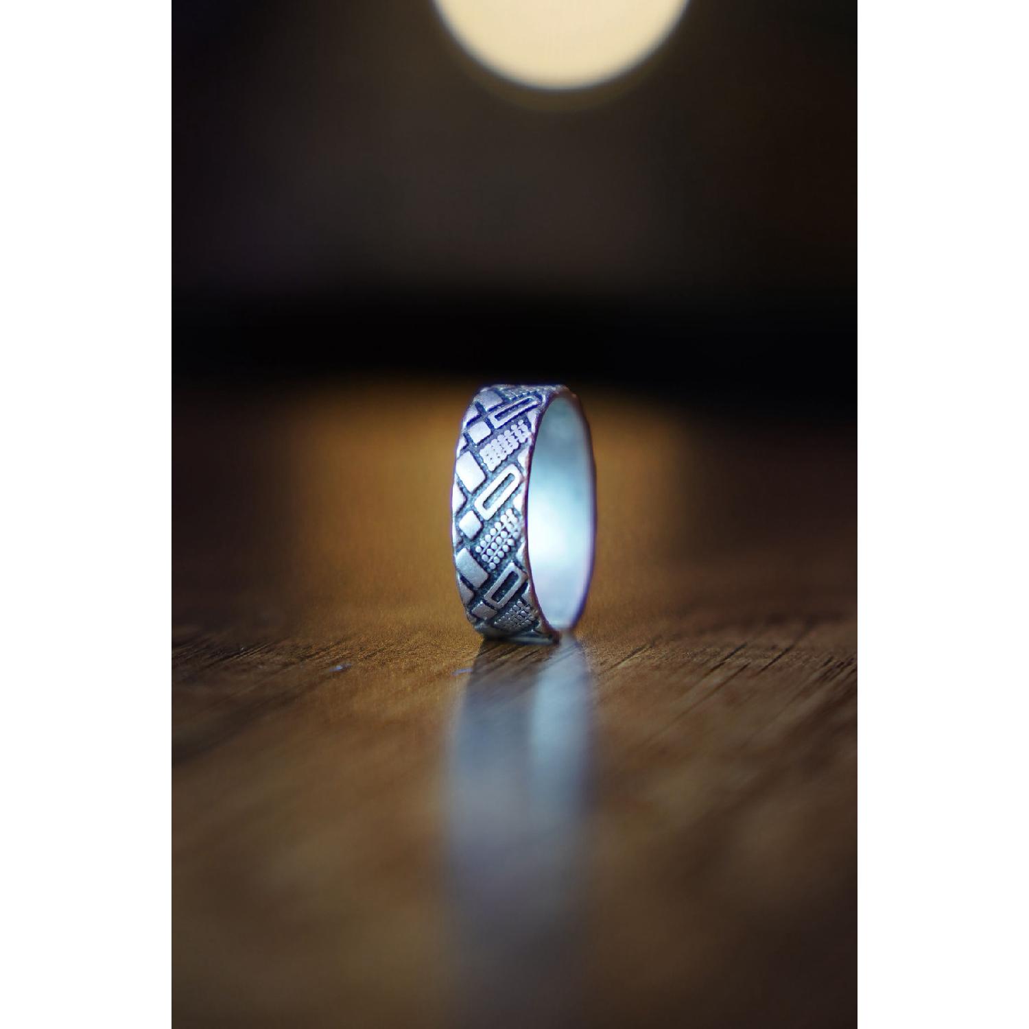 Модель с геометрическим узором Регулируемое черное кольцо 
Модель с геометрическим узором Регулируемое черное кольцо