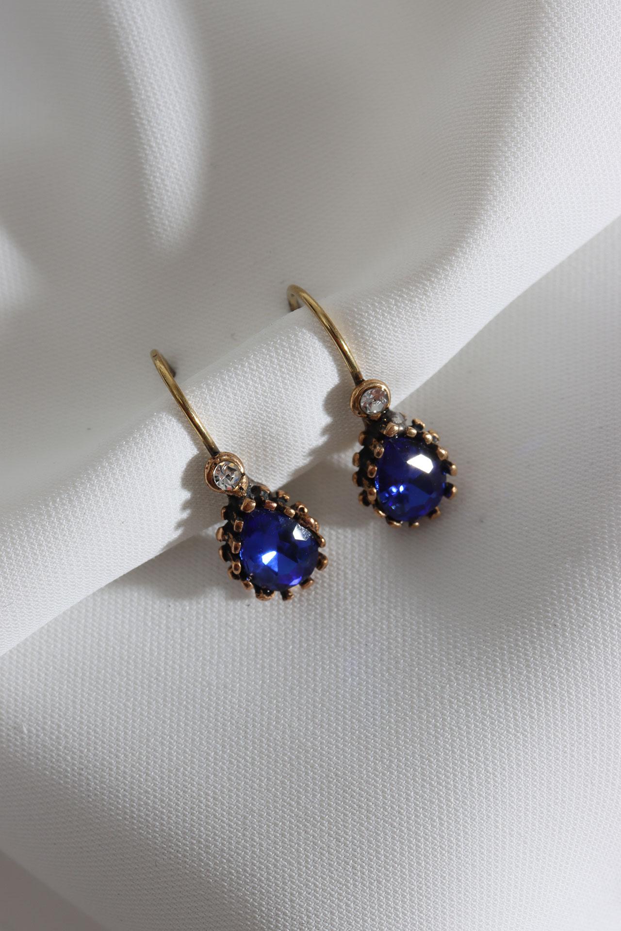 Маленькие оригинальные серьги-капли с темно-синими камнями
Маленькие оригинальные серьги-капли с темно-синими камнями