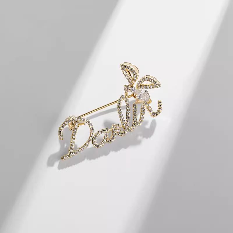 Элегантная женская брошь высокого класса - Универсальная, модная булавка с роскошным дизайном для костюмов и аксессуаров
Элегантная женская брошь высокого класса - Универсальная, модная булавка с роскошным дизайном для костюмов и аксессуаров