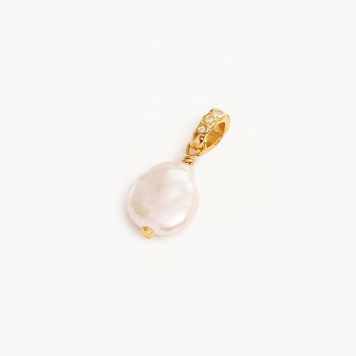 Seaside Style Wave Pendant Wind Niche Pearl Ocean Necklace Gold-Plated Color Retention
Seaside Style Wave Pendant Wind Niche Pearl Ocean Necklace Gold-Plated Color Retention