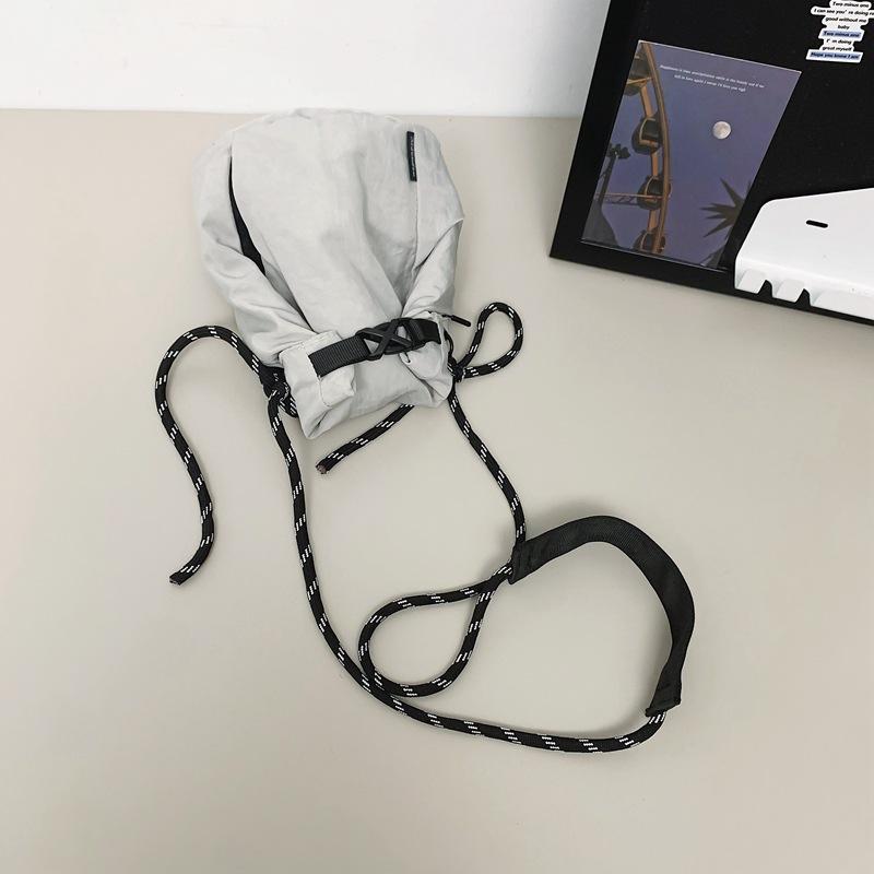 Mobile phone messenger bag men s and women s neutral wind outdoor sports small satchel bundle bucket bag trendy mini shoulder bag світло-сірого кольору
Mobile phone messenger bag men s and women s neutral wind outdoor sports small satchel bundle bucket bag trendy mini shoulder bag світло-сірого кольору