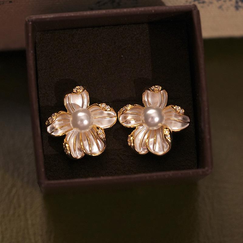 18k flower pearl earrings retro temperament versatile stud earrings elegant high sense niche earrings women
18k flower pearl earrings retro temperament versatile stud earrings elegant high sense niche earrings women