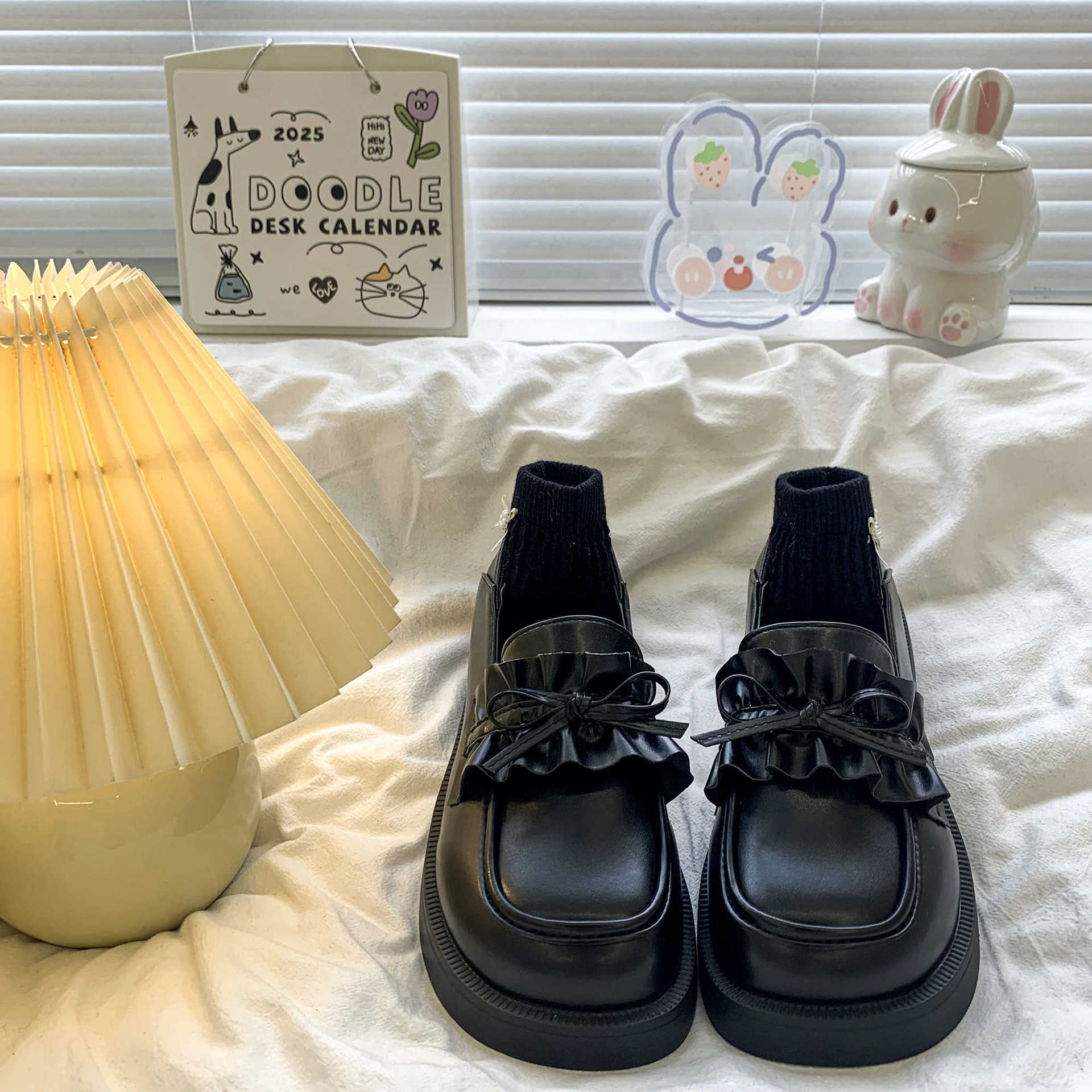 Bow platform small leather shoes women s spring new Mary Jane single shoes 35 чорний
Bow platform small leather shoes women s spring new Mary Jane single shoes 35 чорний
