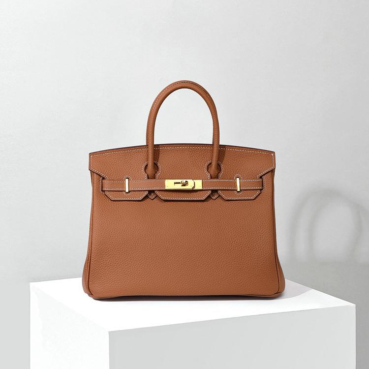 Platinum Bag, Lychee Pattern Leather Bag, Women s Top Layer Leather Fashionable Hand-held New Year Wedding Bag 25 * 12 * 19CM (Medium)
Platinum Bag, Lychee Pattern Leather Bag, Women s Top Layer Leather Fashionable Hand-held New Year Wedding Bag 25 * 12 * 19CM (Medium)