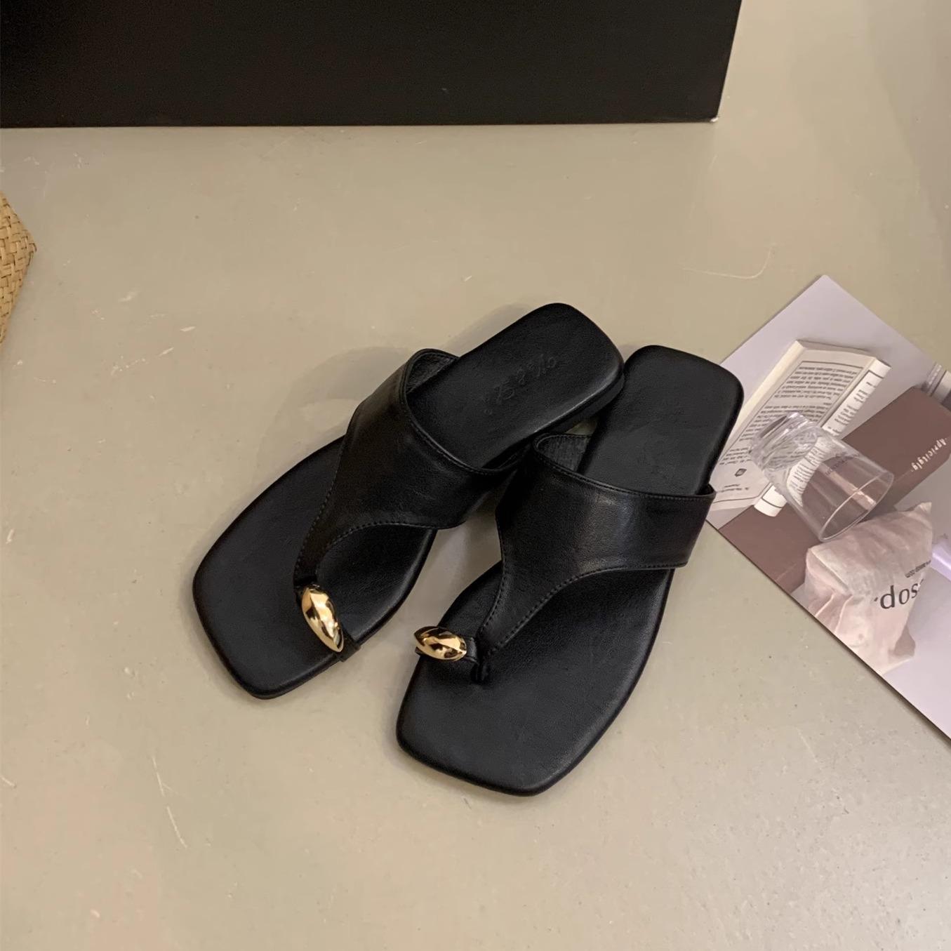 Набор шлепанцев для женщин для ношения летом, новые мягкие сандалии на плоской подошве с перемычкой для пальцев, праздничный стиль, приморские пляжные сандалии 40 чёрный
Набор шлепанцев для женщин для ношения летом, новые мягкие сандалии на плоской подошве с перемычкой для пальцев, праздничный стиль, приморские пляжные сандалии 40 чёрный