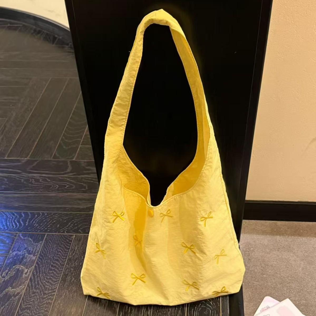 Korean Style Embroidery Bow Tote Bag for Women, Large Capacity Casual Shoulder Handbag, Commuter and Travel Shopping Bag
Korean Style Embroidery Bow Tote Bag for Women, Large Capacity Casual Shoulder Handbag, Commuter and Travel Shopping Bag
