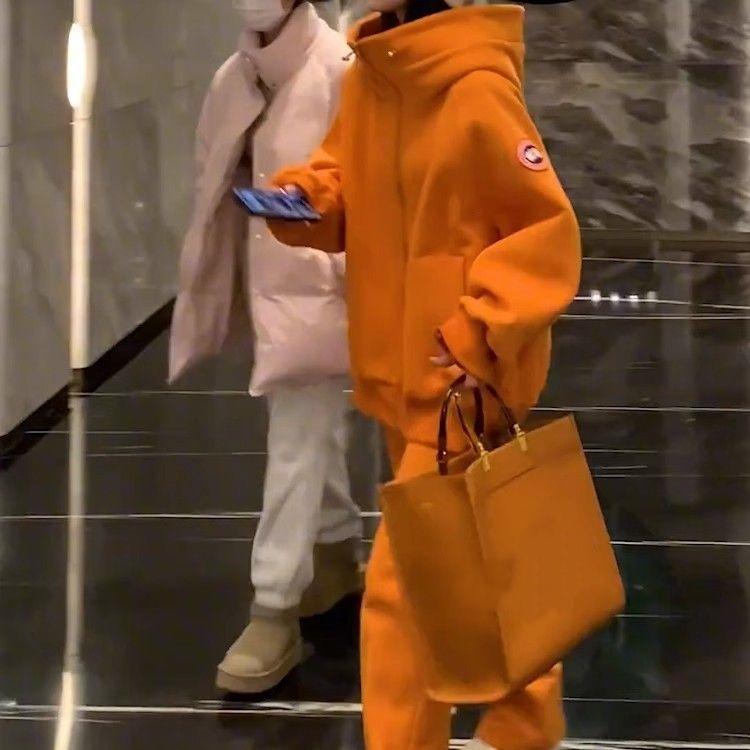 Женский спортивный костюм большого размера свободного кроя, скрывающий полноту, весенне-осенний кардиган с капюшоном, костюм-двойка 6XL
Женский спортивный костюм большого размера свободного кроя, скрывающий полноту, весенне-осенний кардиган с капюшоном, костюм-двойка 6XL