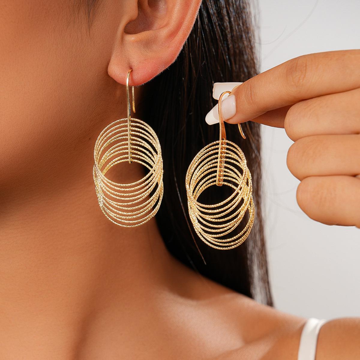 Модные серьги-подвески для женщин золотой
Модные серьги-подвески для женщин золотой