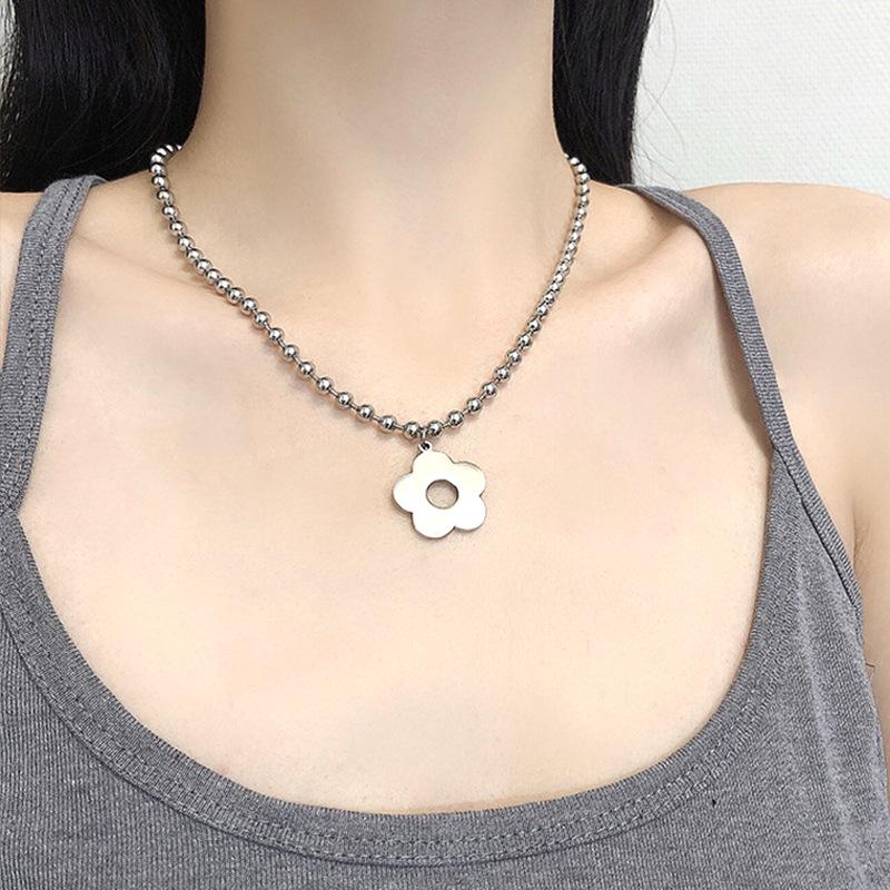 Trendy Little Flower Pendant Necklace - Minimalist Style, Perfect for Friends and Everyday Wear
Trendy Little Flower Pendant Necklace - Minimalist Style, Perfect for Friends and Everyday Wear
