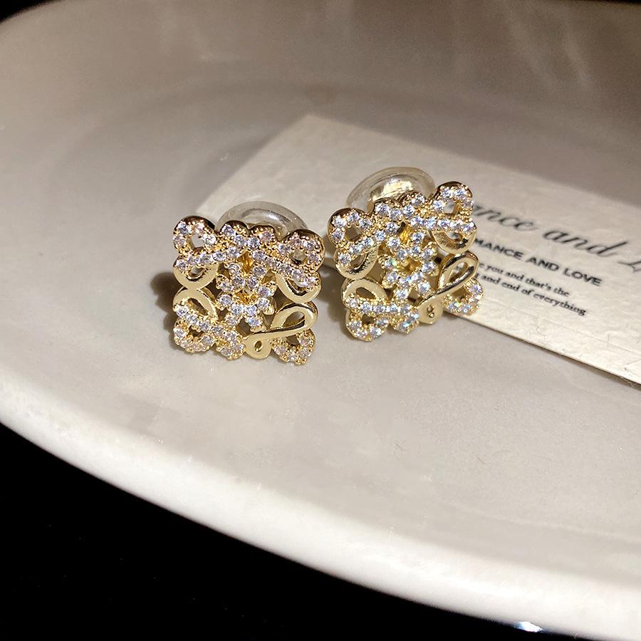 K real gold electroplated zircon square hollow ear clips European and American retro temperament earrings light luxury high-end earrings women
K real gold electroplated zircon square hollow ear clips European and American retro temperament earrings light luxury high-end earrings women