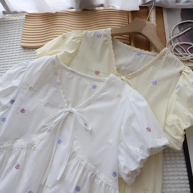 2025 Summer Korean Sweet V-Neck Floral Embroidery Tie-Up Short Sleeve Women s Shirt One Size цветочный/белый
2025 Summer Korean Sweet V-Neck Floral Embroidery Tie-Up Short Sleeve Women s Shirt One Size цветочный/белый