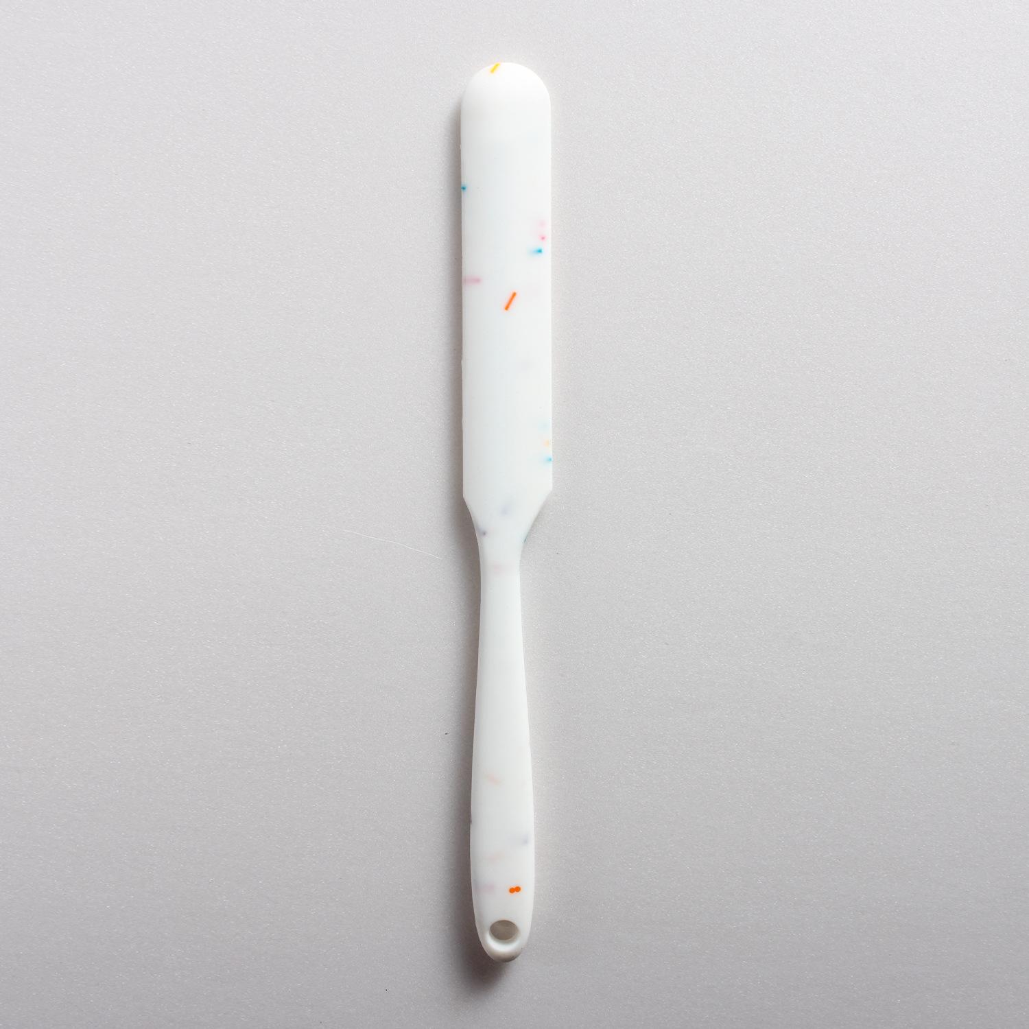 Маленький цельный силиконовый маленький длинный скребок, инструменты для выпечки, скребок для масла, нож для смешивания шоколадного сливочного крема, лопаточка для торта разноцветный
Маленький цельный силиконовый маленький длинный скребок, инструменты для выпечки, скребок для масла, нож для смешивания шоколадного сливочного крема, лопаточка для торта разноцветный