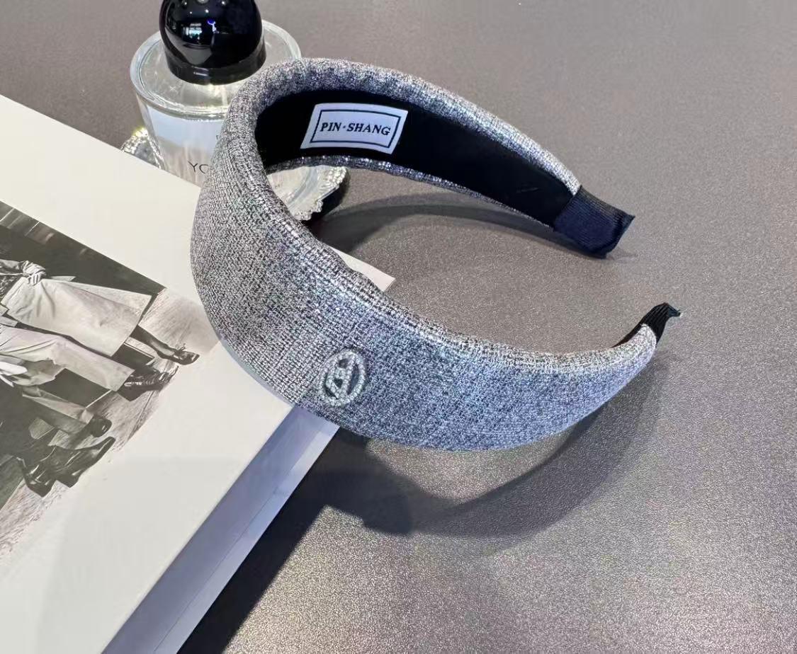 2025 Women s Korean Retro Red Headband: Spring/Summer High Crown Hair Pressing & Face Washing Style.
2025 Women s Korean Retro Red Headband: Spring/Summer High Crown Hair Pressing & Face Washing Style.