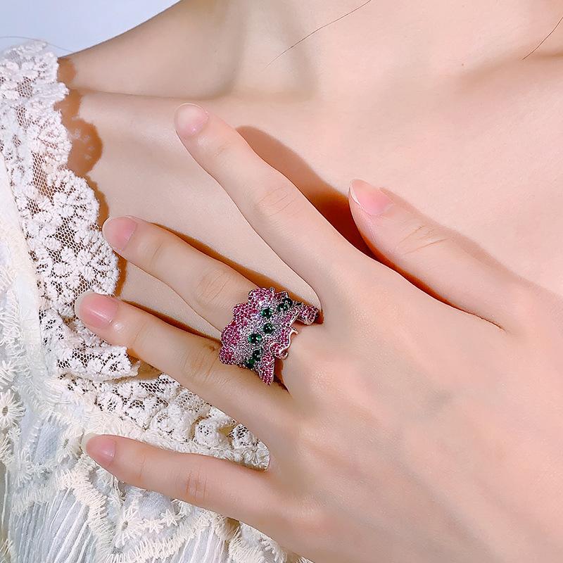 Autumn and winter new jewelry ring jewelry inlaid with diamond red zircon cloisonne pleated skirt retro fashion versatile women s
Autumn and winter new jewelry ring jewelry inlaid with diamond red zircon cloisonne pleated skirt retro fashion versatile women s