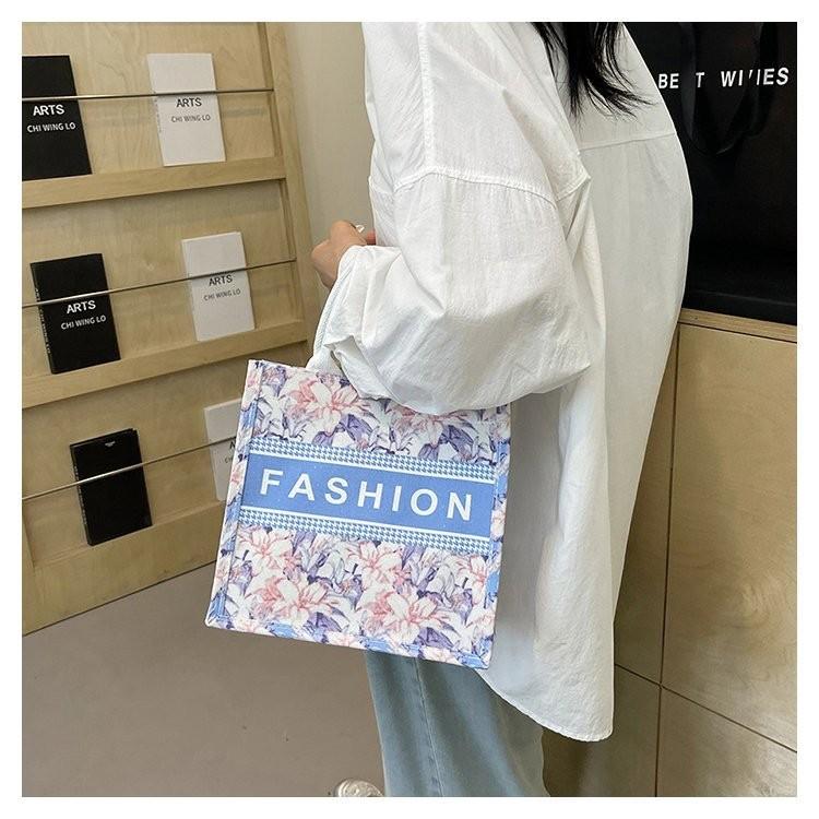 Soft Polyester Large Floral Butterfly Tote Bag With Single Strap For Everyday Style синій
Soft Polyester Large Floral Butterfly Tote Bag With Single Strap For Everyday Style синій