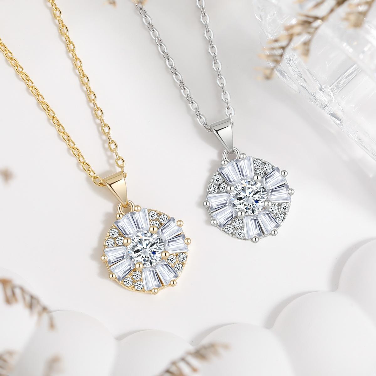 Flower niche design sense collarbone chain, pendant temperament fashionable rotating zircon necklace women
Flower niche design sense collarbone chain, pendant temperament fashionable rotating zircon necklace women