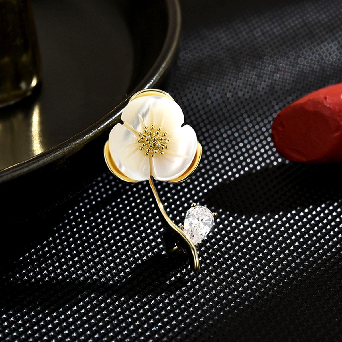 Women s Light Luxury Design Versatile Flower Brooch Elegant Fashion Niche Design Sense Brooch Daily Accessories
Women s Light Luxury Design Versatile Flower Brooch Elegant Fashion Niche Design Sense Brooch Daily Accessories