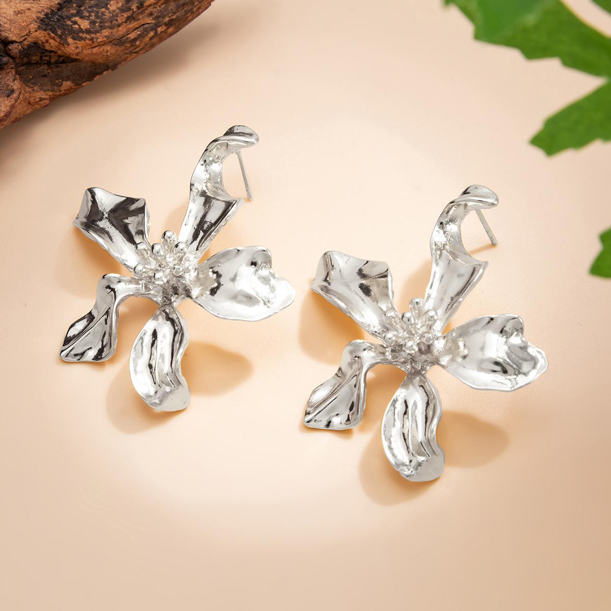 Ingemark Exquisite Creative Flower Stud Earrings for Women Vintage Gold Color Metal Petal Piercing Earrings 2026 New Accessories
Ingemark Exquisite Creative Flower Stud Earrings for Women Vintage Gold Color Metal Petal Piercing Earrings 2026 New Accessories