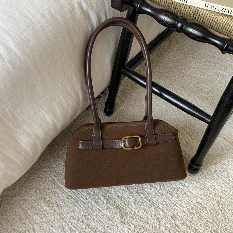 Популярная в этом году женская замшевая сумка 2025 осень новая корейская версия нишевая с ремешком и пряжкой на плечо, сумка-мессенджер 29*10*15
Популярная в этом году женская замшевая сумка 2025 осень новая корейская версия нишевая с ремешком и пряжкой на плечо, сумка-мессенджер 29*10*15