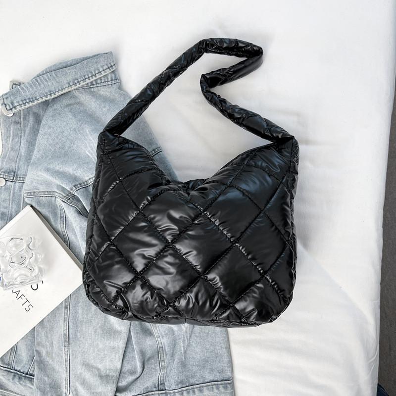 Modern And Elegant Silver Crossbody Bag Featuring Soft Materials For Comfortable Wear чёрный
Modern And Elegant Silver Crossbody Bag Featuring Soft Materials For Comfortable Wear чёрный