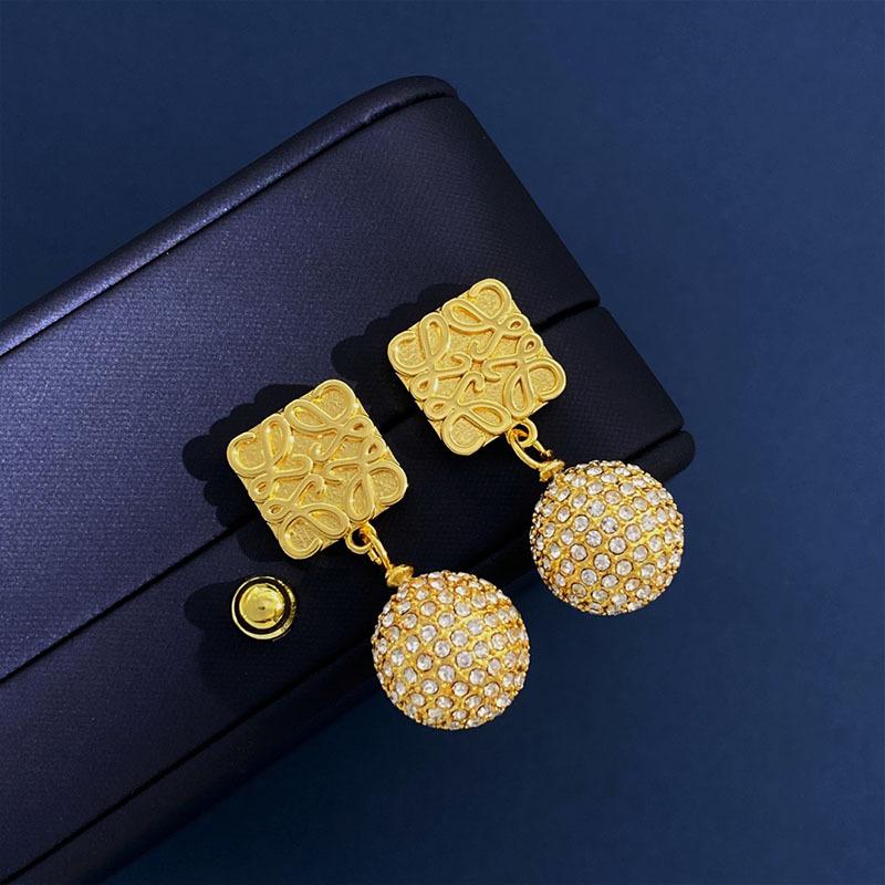 Creative Abstract Design Square Moon Cake Hanging Round Ball Full Diamond Stud Earrings Plated With 18K Gold Earrings золотой
Creative Abstract Design Square Moon Cake Hanging Round Ball Full Diamond Stud Earrings Plated With 18K Gold Earrings золотой