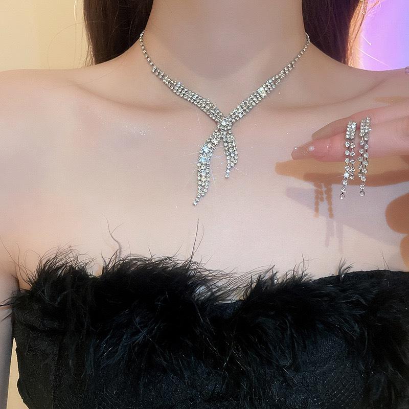 2024 Elegant Rhinestone Necklace & Earring Set for Women - Light Luxury Bridal Wedding Jewelry Design
2024 Elegant Rhinestone Necklace & Earring Set for Women - Light Luxury Bridal Wedding Jewelry Design