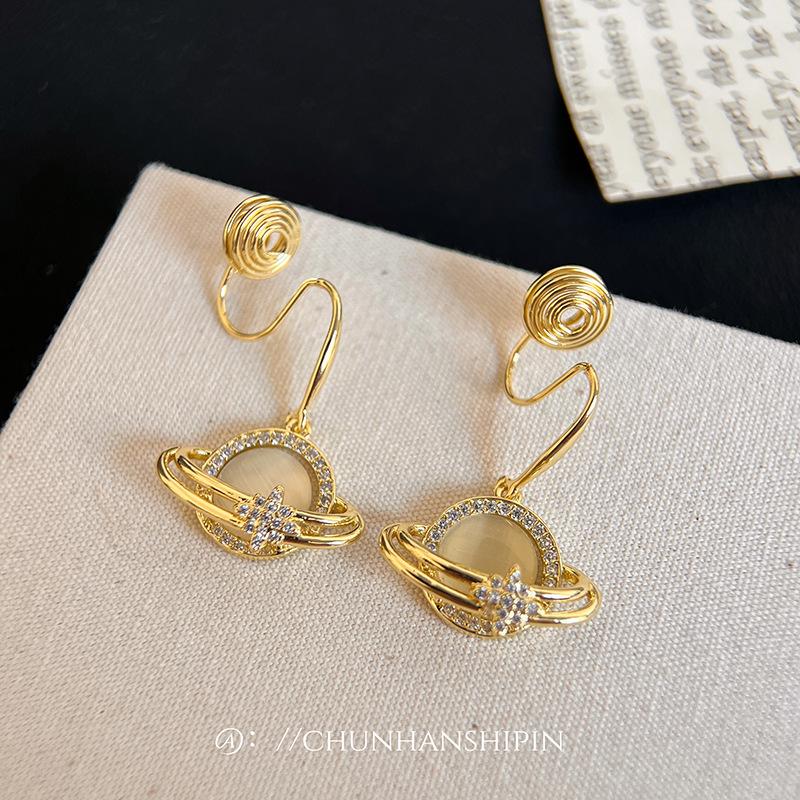 Sweet Cool Wind Planet Moon Earrings Earrings Long Zircon Stud Earrings Galaxy Niche Mosquito Coil Disc Earrings
Sweet Cool Wind Planet Moon Earrings Earrings Long Zircon Stud Earrings Galaxy Niche Mosquito Coil Disc Earrings