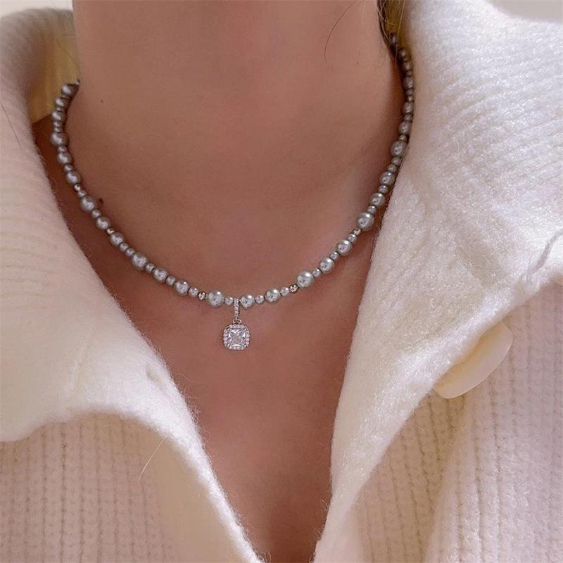 Size Pearl Square Pendant Necklace Light Luxury Cold Wind Simple Clavicle Chain Fashion Niche Design Sense Necklace Accessories Women
Size Pearl Square Pendant Necklace Light Luxury Cold Wind Simple Clavicle Chain Fashion Niche Design Sense Necklace Accessories Women