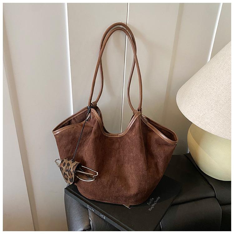 2025 Autumn Retro Chic Women s Large-Capacity Versatile Tote Bag Without Pendant кавовий
2025 Autumn Retro Chic Women s Large-Capacity Versatile Tote Bag Without Pendant кавовий