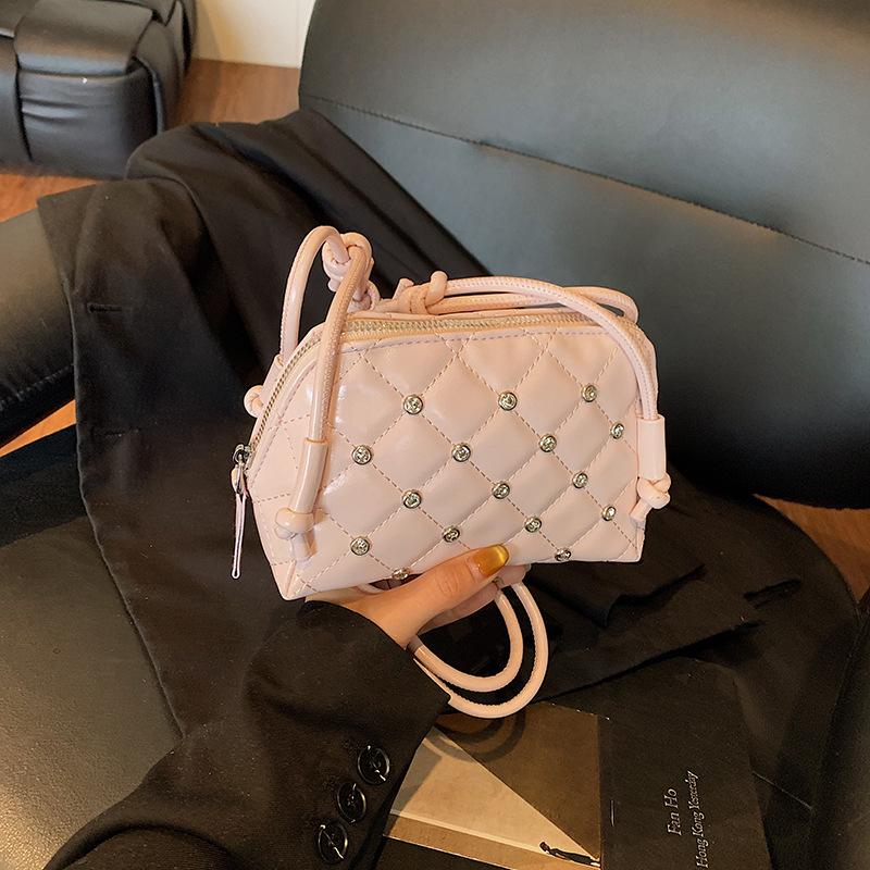 Fashion shell bag women s 2025 summer new shoulder bag fashion diamond-encrusted diamond embroidered thread messenger bag жёлтый
Fashion shell bag women s 2025 summer new shoulder bag fashion diamond-encrusted diamond embroidered thread messenger bag жёлтый