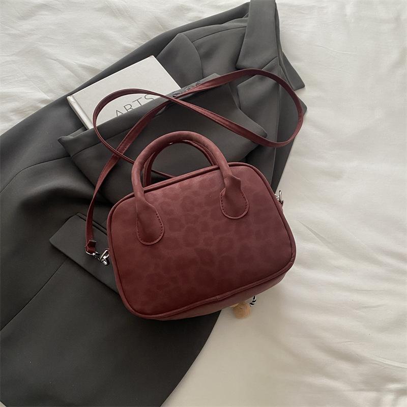 Women s bag new matte texture fashion shoulder messenger women s bag casual portable bowling bag
Women s bag new matte texture fashion shoulder messenger women s bag casual portable bowling bag