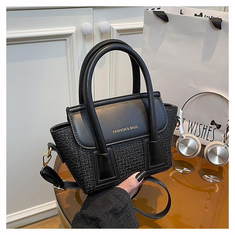This year s popular handbag 2025 autumn new women s bag retro woven pattern shoulder bag fashion commuter messenger bag чорний
This year s popular handbag 2025 autumn new women s bag retro woven pattern shoulder bag fashion commuter messenger bag чорний