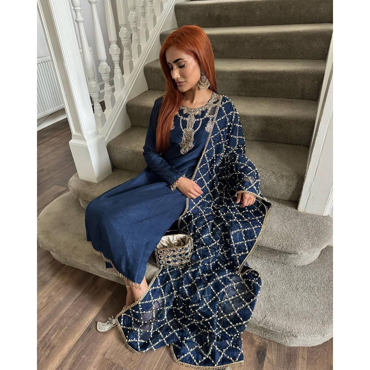 Запуск нового фирменного комплекта вечерней одежды Look Heavy Faux Georgette Top Bottom & Dupatta
Запуск нового фирменного комплекта вечерней одежды Look Heavy Faux Georgette Top Bottom & Dupatta