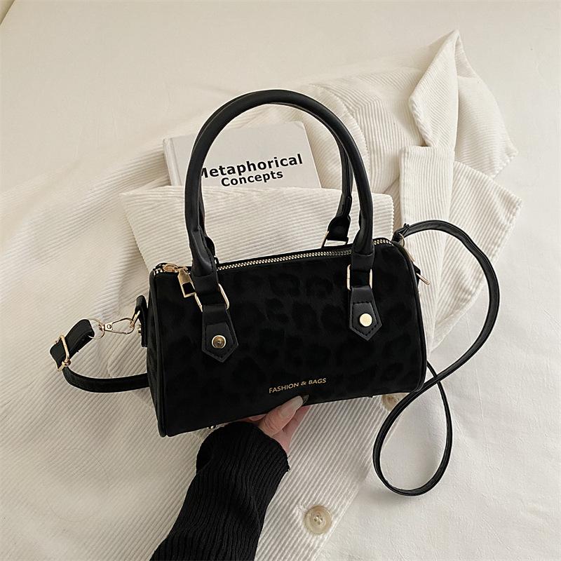 Vintage Leopard Shoulder Bags for Women Lightweight Portable Ladies Crossbody Pillow Bag Versatile Female Phe Handbags чёрный
Vintage Leopard Shoulder Bags for Women Lightweight Portable Ladies Crossbody Pillow Bag Versatile Female Phe Handbags чёрный