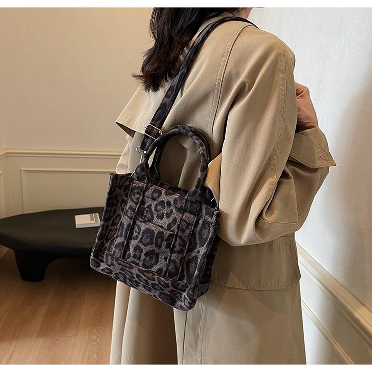 Korean retro small bag women s 2025 new autumn and winter high-end niche messenger bag portable work commuter bag чёрный
Korean retro small bag women s 2025 new autumn and winter high-end niche messenger bag portable work commuter bag чёрный