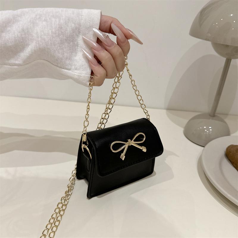 Трендовая текстура бантика ретро маленькая квадратная сумка женская милая повседневная личность мини универсальная премиальная сумка-мессенджер чёрный
Трендовая текстура бантика ретро маленькая квадратная сумка женская милая повседневная личность мини универсальная премиальная сумка-мессенджер чёрный