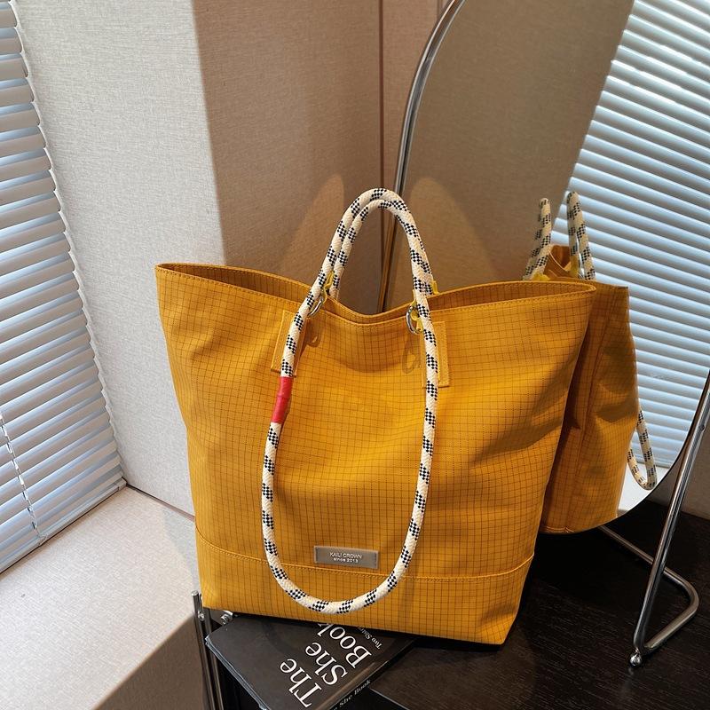 Lightweight waterproof tote bag, high-end women s large-capacity handbag, casual versatile shoulder bag, men s short-trip travel жовтий
Lightweight waterproof tote bag, high-end women s large-capacity handbag, casual versatile shoulder bag, men s short-trip travel жовтий
